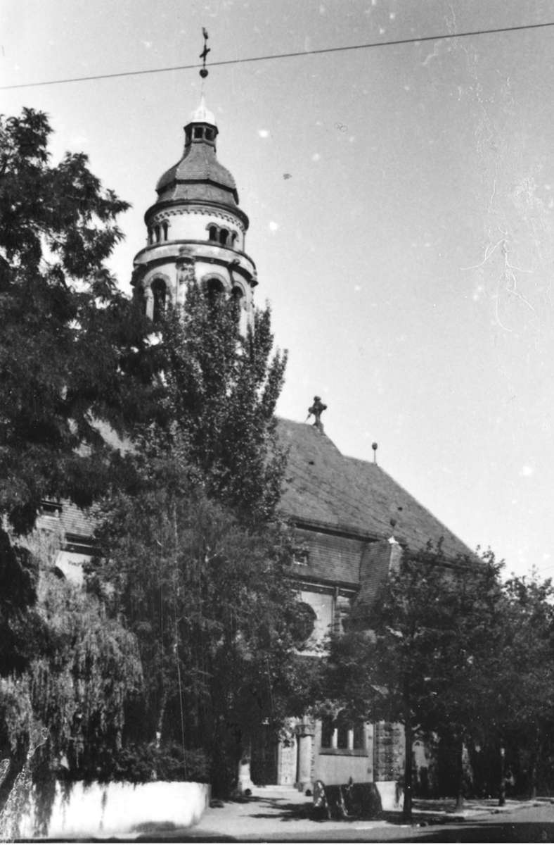 Der württembergische Landesbischof Theophil Wurm verliert 1942 seinen Sohn im Krieg. In der Markuskirche hält er den Trauergottesdienst selbst.