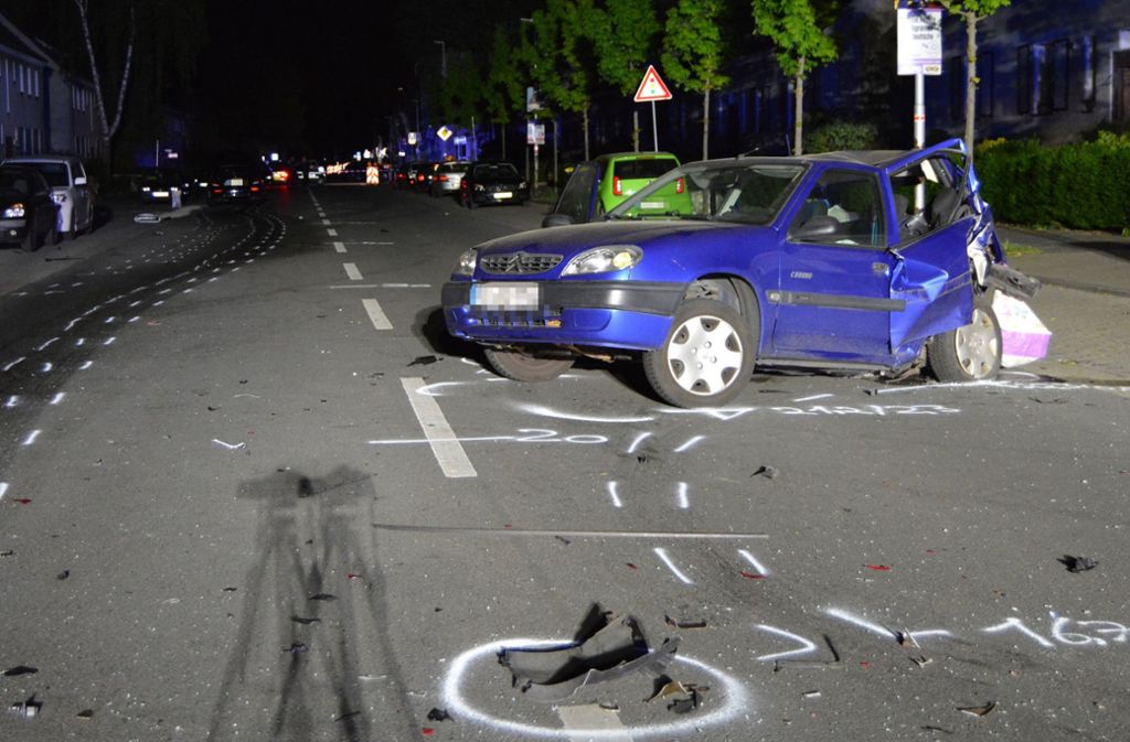 Das beschädigte Auto der verstorbenen Frau an der Unfallstelle. Foto: Polizei Duisburg