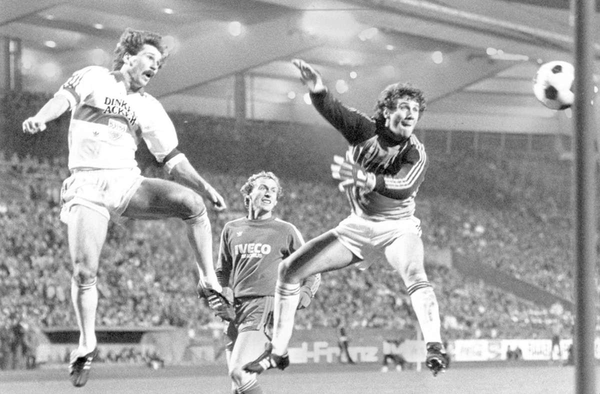 22. Oktober 1983: Die VfB-Fans unter den mehr als 70 000 Zuschauern sind aus dem Häuschen, als sich Bayern-Torwart Jean-Marie Pfaff bei einer Flanke verschätzt und Walter Kelsch per Kopf zum 1:0-Sieg trifft. Am Saisonende steht der Titel, was bedeutet: Jeder der drei VfB-Meisterschaften in der Bundesliga ging ein Heimsieg gegen die Bayern voraus.