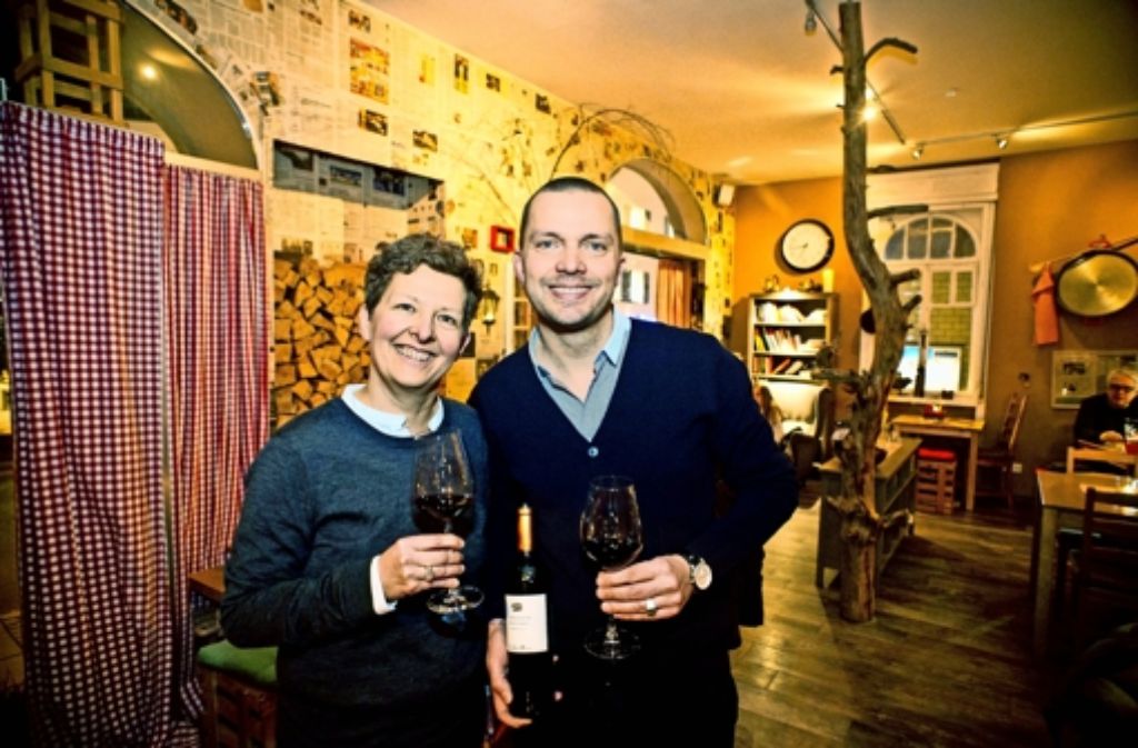 Silke Stahn und Thomas Langholz bieten auch diverse Weine an Foto: LG/Max Kovalenko