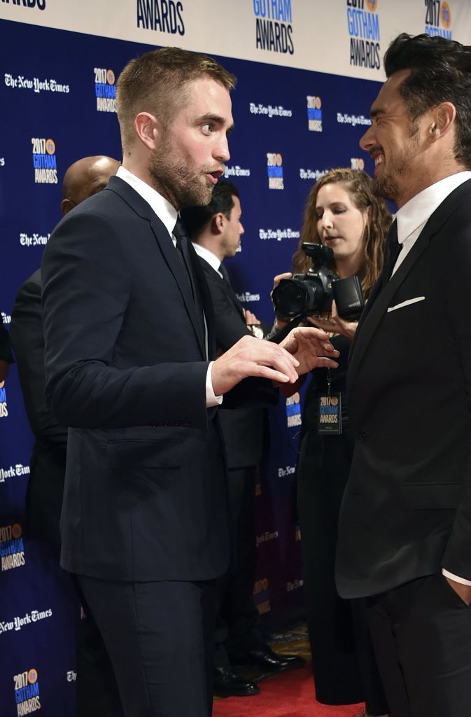 Hier scherzt der Preisträger mit dem Hollywoodstar Robert Pattinson (links), der als bester Schauspieler für den Film „Good Time“ nominiert war.