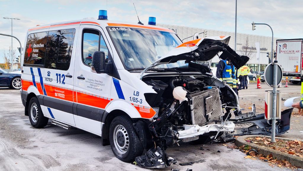 Ludwigsburg: Ein Verletzter bei Unfall zwischen Rettungswagen und Ford Fiesta