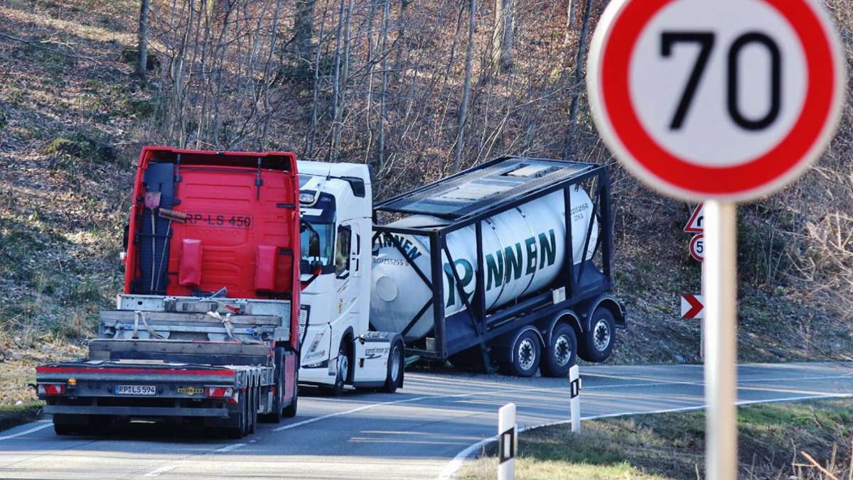 Unfall in Allmersbach: Tanklaster mit Pflanzenschutzmittel verunglückt