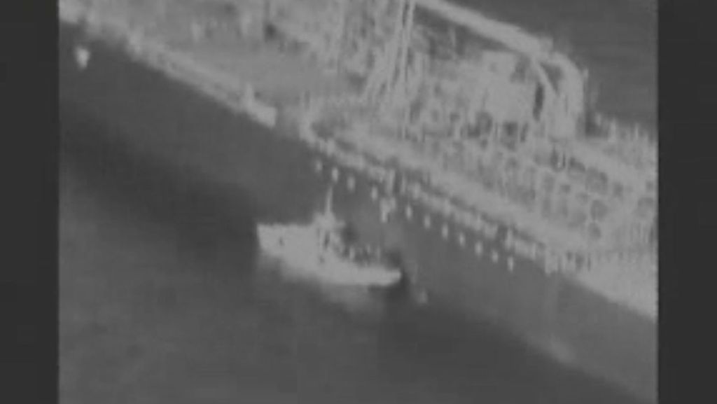 Nach Angriff auf Frachter: Schiff deutscher Reederei wird in einen  Hafen geschleppt