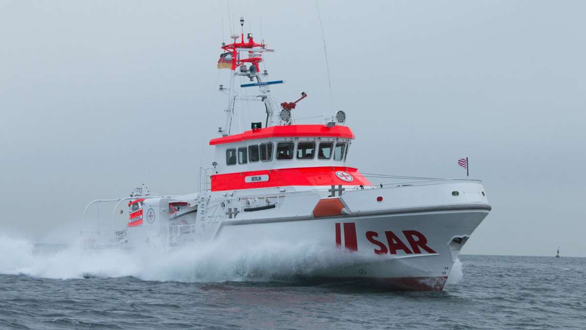 Ostsee: Seenotkreuzer rettet Angler nach Motorschaden aus Schlauchboot