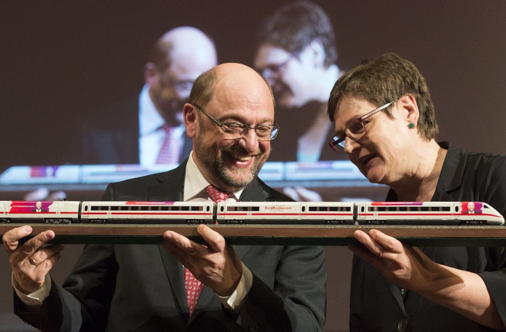 Leni Breymaier überreicht Martin Schulz einen „Schulz-Zug“ aus dem Hause Märklin. Foto: dpa