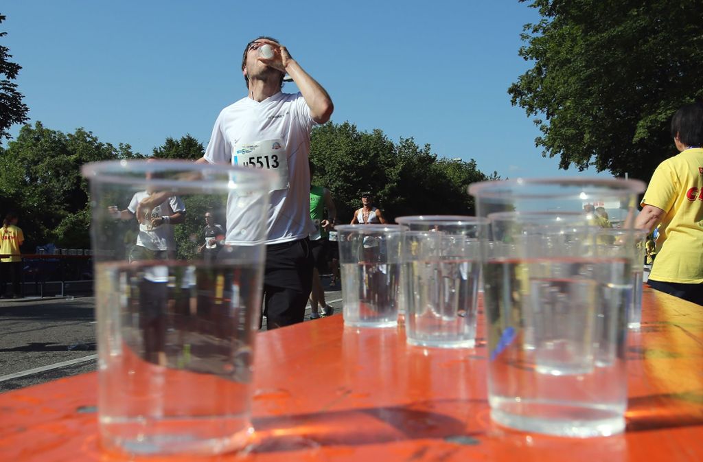 Genügend Wasser zu trinken ist vor, während und auch nach dem Joggen wichtig. Besonders bei langen Läufen wie dem Stuttgart-Lauf sollten die Sportler auch währenddessen kleine Mengen trinken. Die Veranstalter raten: Alle Getränkestellen nutzen!