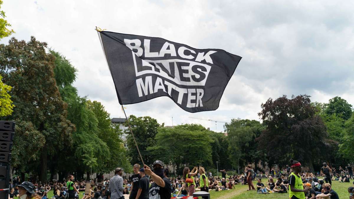 „Black Lives Matter“-Demo in Stuttgart: Teilnehmer protestieren gegen Rassismus