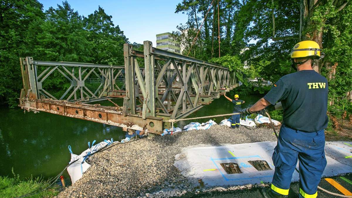 Brückenbau in Esslingen: 25 Tonnen schweben durch die Luft