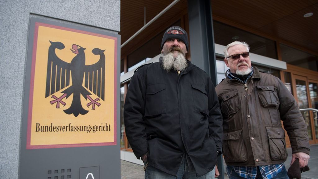 Rocker aus Stuttgart: Rocker posieren vor Gerichtsgebäude