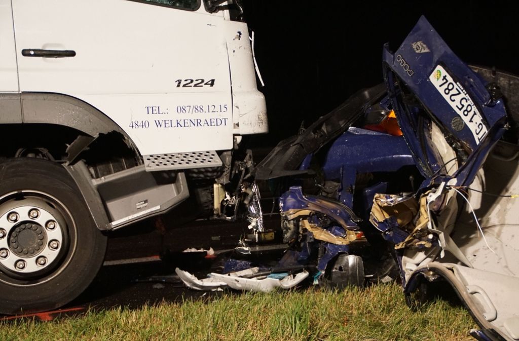 Ein Lastwagenfahrer überrollte mit seinem Lkw das Auto einer 37-Jährigen, die noch an der Unfallstelle starb.