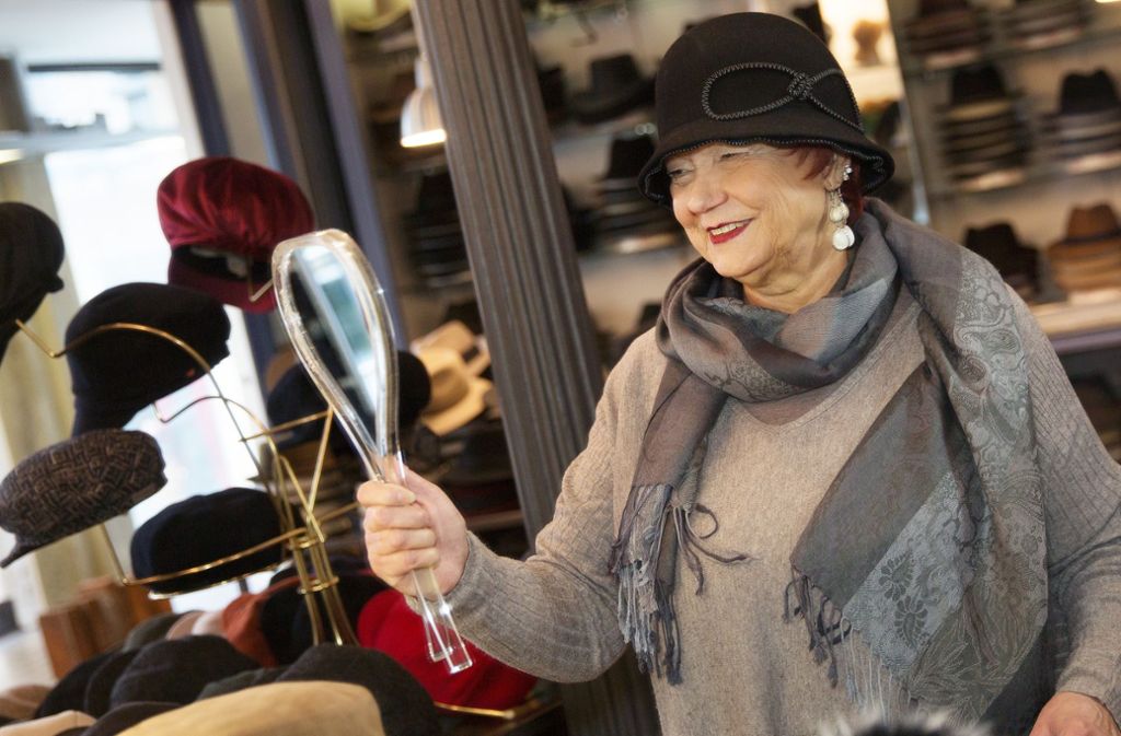 Der Look der 20er-Jahre macht sich in den Hutläden in Esslingen bemerkbar: Eleonore Elbert von Hut Bühler zeigt ein typisches Modell.