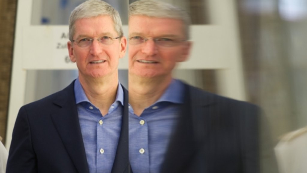  Apple-Chef Tim Cook hat den iPhone-Konzern deutlich verändert und agierte dabei immer wieder anders sein legendärer Vorgänger Steve Jobs. Jetzt zeigt er sich als großzügiger Spender. 