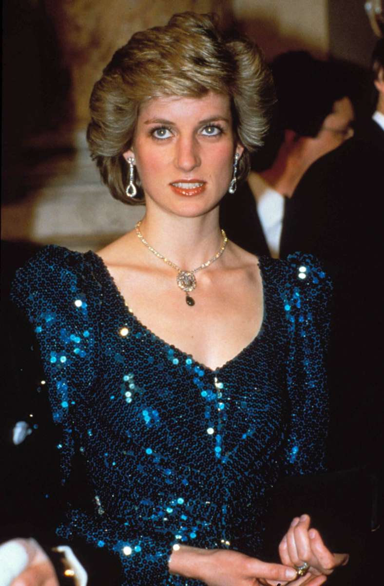 1986: Schulterpolster und Pailletten – mit diesem Kleid spart Prinzessin Diana nicht mit 80er-Glamour.