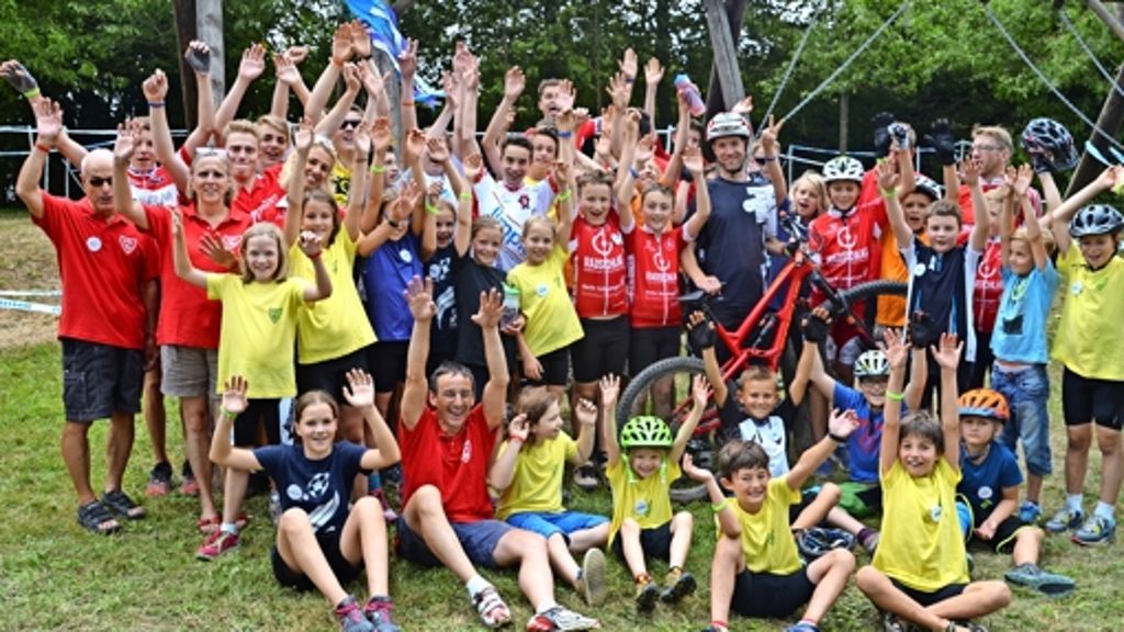 Bike-Erlebnis-Camp: Der deutsche Meister signiert Trinkflaschen