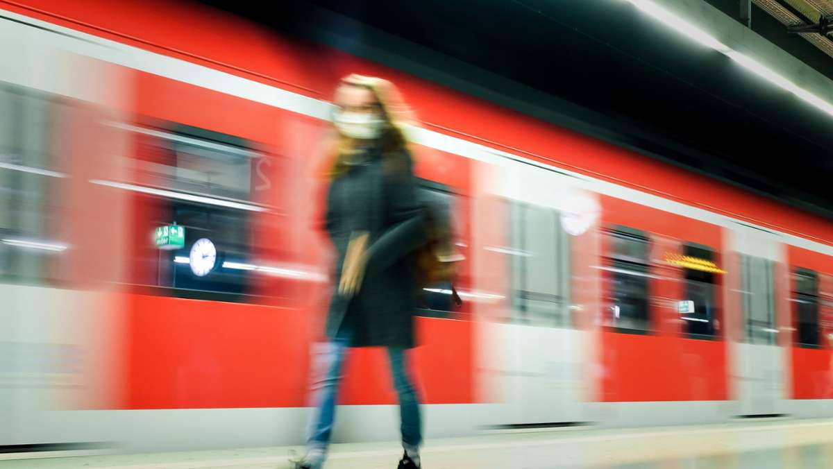 S-Bahnverkehr Stuttgart behindert: Kurzschluss an Oberleitung ruft Feuerwehr auf den Plan