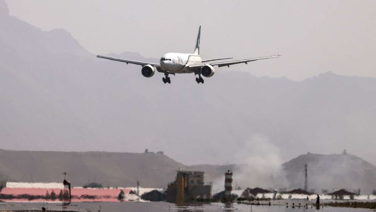 Taliban in Afghanistan: Erster kommerzieller Flug nach Kabul seit Machtübernahme