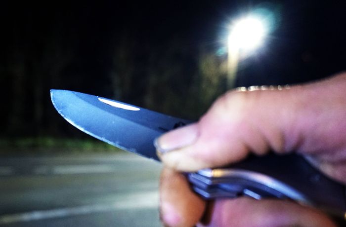 Jugendlicher in Stadtbahn mit Messer verletzt – Täter flüchtig