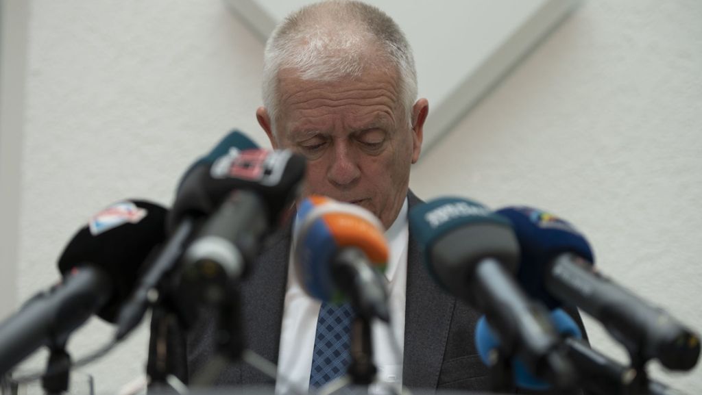  Es ist ein politischer Paukenschlag: OB Fritz Kuhn strebt keine zweite Amtszeit an. Der angekündigte Rückzug aus dem Stuttgarter Rathaus überrascht selbst enge politische Weggefährten. 