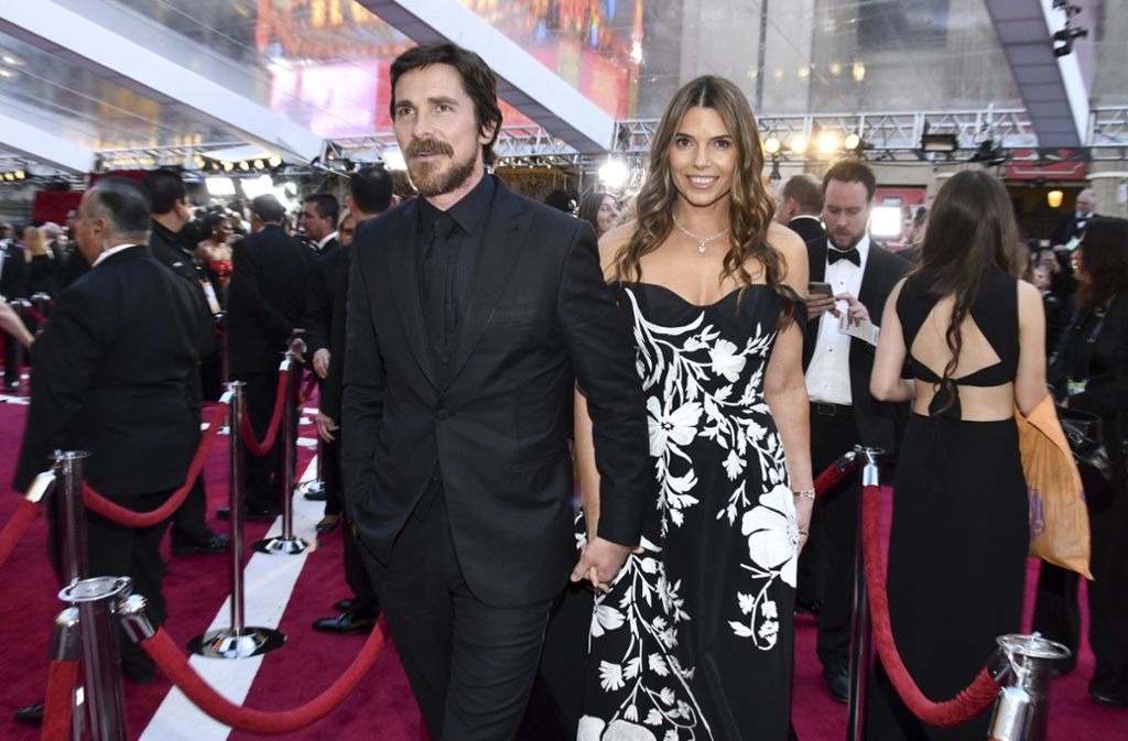Und so sieht „der echte“ Christian Bale aus: Bei den diesjährigen Oscars durfte man Bale (hier neben seiner Frau Sibi Blazic) ausnahmsweise in seinem gewöhnlichen Körper sehen. Aber die nächste Verwandlung ist vermutlich nur eine Frage der Zeit.