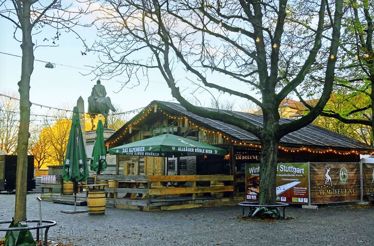 Der Stuttgarter Weihnachtsmarkt findet wieder statt und hat Neues zu bieten, etwa  die  Winterhütte auf dem Karlsplatz. Foto: weih