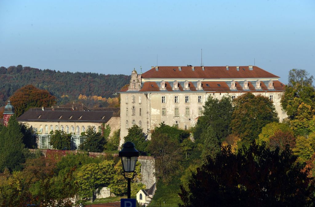 Das Neue Schloss in Baden-Baden: Die badische Markgrafenfamilie konnte sich in den 1990er Jahren die hoch über Baden-Baden thronende ehemalige Residenz aus dem 14. Jahrhundert nicht mehr leisten. Land und Stadt winkten angesichts eigener Finanznöte ab.