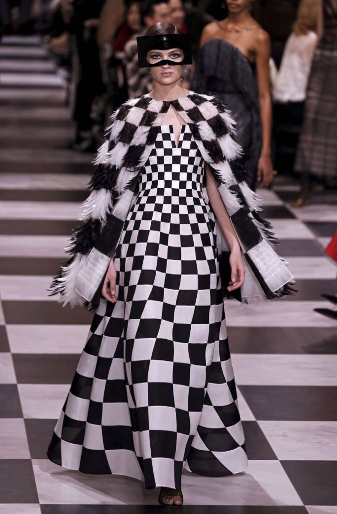 Dior präsentierte Entwürfe im Dominomuster.