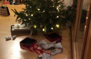 Einbrecher klauen Geschenke am Weihnachtsbaum