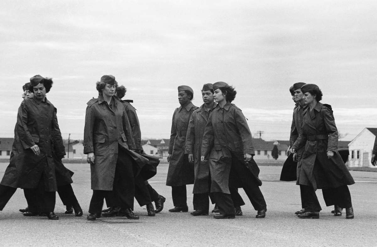 Frauen im Zweiten Weltkrieg. Ruth Orkin: „Women’s Army Auxiliary Corps Walking“, Arkansas, im Jahr 1943.