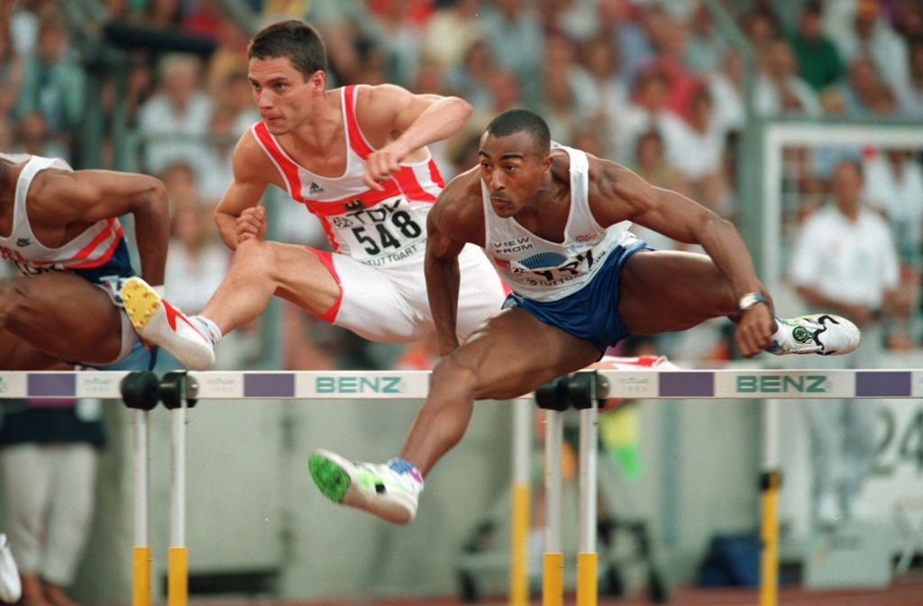 Schneller als jeder vor ihm gelaufene Mensch ist auch der Brite Colin Jackson (rechts), der über 110 Meter Hürden in 12,91 Sekunden triumphiert. Der neben ihm laufende Florian Schwarthoff wird starker Fünfter – drei Jahre später gewinnt der Dortmunder in Atlanta sogar die olympische Bronzemedaille.