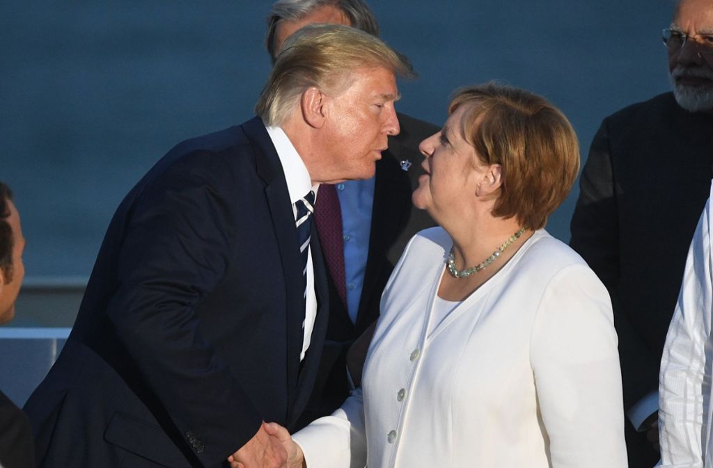 Trump gab Merkel einen Schmatzer auf die linke Wange - und nach kurzem Zögern ganz im französischen Stil auch noch auf die rechte Wange.