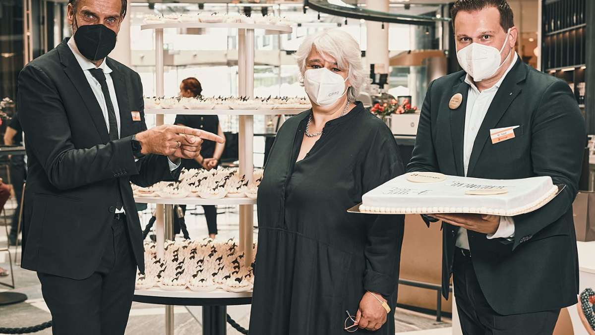  Anlässlich des Geburtstages seiner Confiserie hat das Modehaus Breuninger der Bürgerstiftung Geld gespendet – und stilecht dazu eine edle Torte überreicht. 