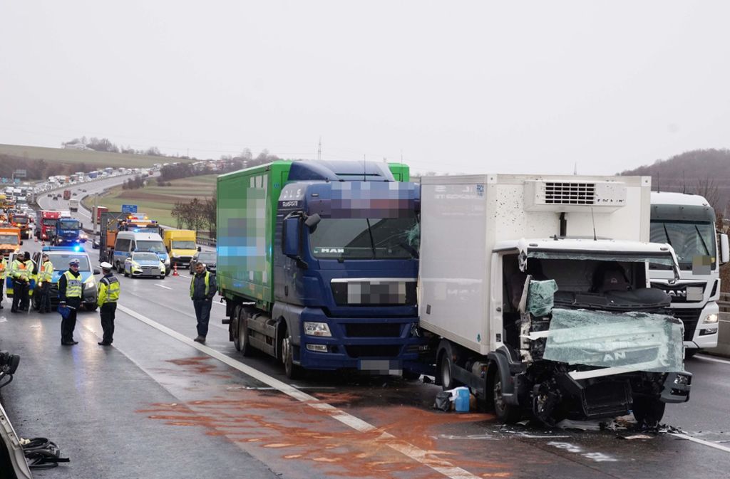 Auf der A8 kam es zu einem Unfall mit mehreren Lkw.