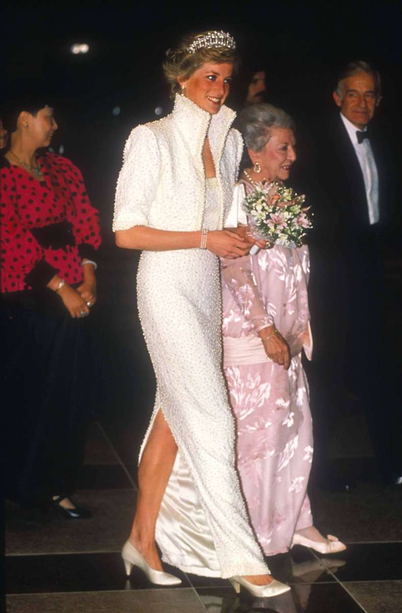 Bei einem offiziellen Besuch in Hongkong im Jahr 1989 kombinierte Prinzessin Diana das Diadem mit ihrem bekannten dreireihigen Perlenarmband mit drei Edelsteinen.