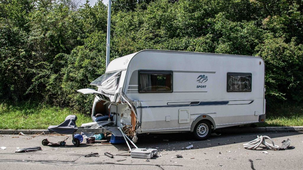 Unfall in Sindelfingen: Jeep-Fahrerin kracht in Wohnwagen – Sportwagenfahrer flüchtet