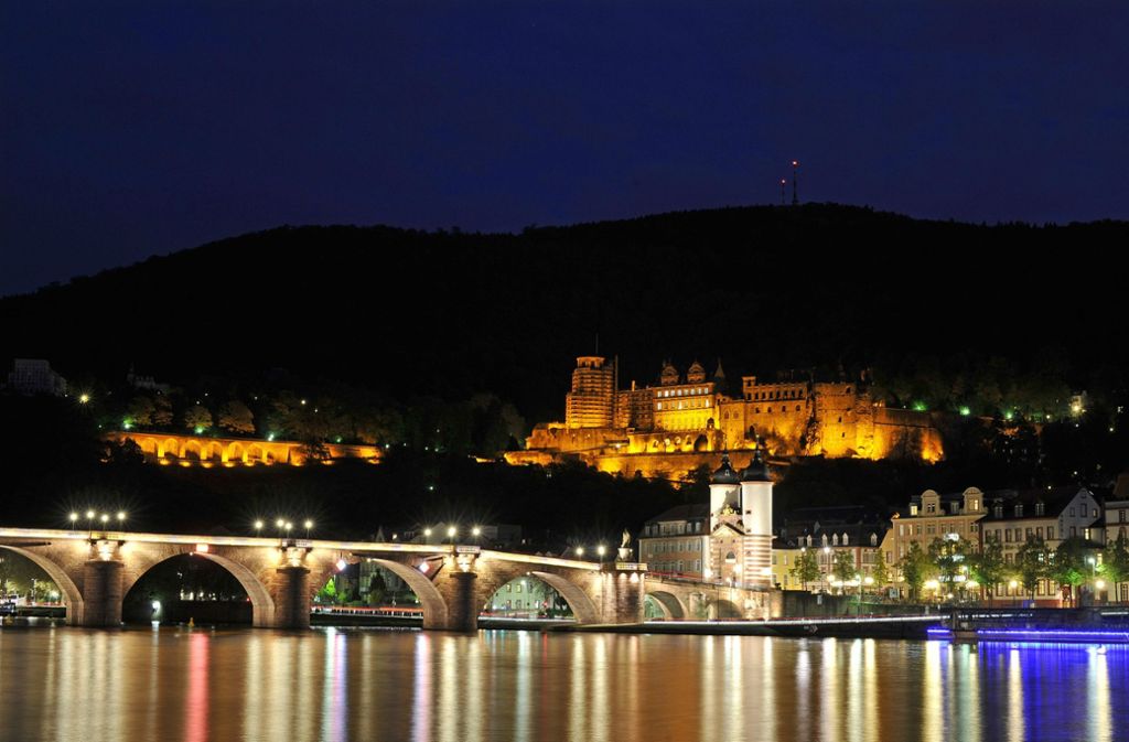 Heidelberg mit seinem Schloss bei Nacht. Das Reisegebiet nördliches Baden-Württemberg ist attraktiv für Urlauber. Platz zwei bei den Übernachtungen, 2018 waren es fast zehn Millionen.