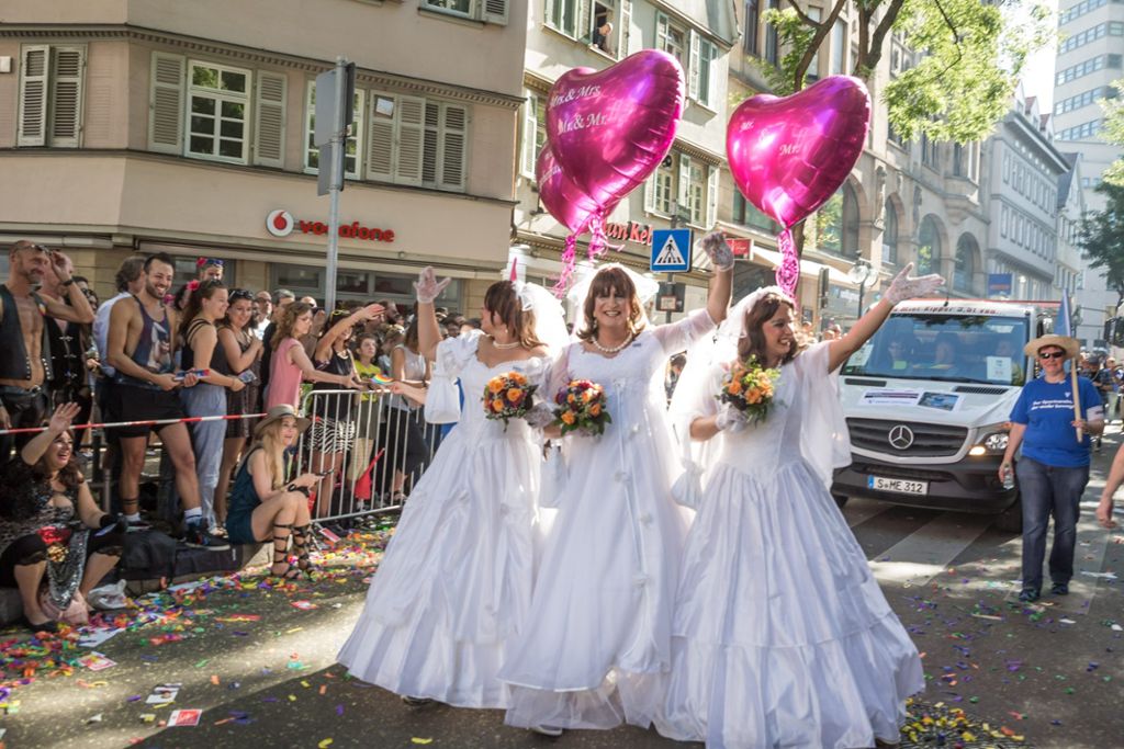 Mit 91 Formationen und 4500 Demonstranten war die Beteiligung an der diesjährigen CSD-Polit-Parade in Stuttgart im Juli so hoch wie nie. Etwa 175000 Zuschauer verfolgten den Umzug von der Böblinger Straße im Stuttgarter Süden zum Schlossplatz. Großes Thema natürlich: "Ehe für Alle"!