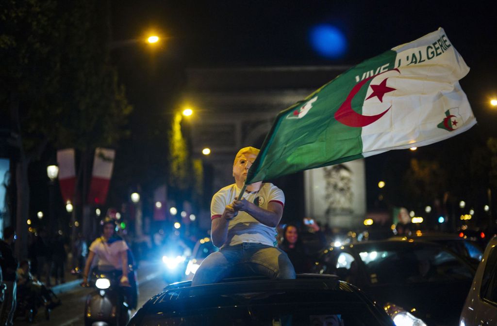 In Paris bejubelten zahlreiche Menschen den Finaleinzug der algerischen Fußballnationalmannschaft. Foto: dpa