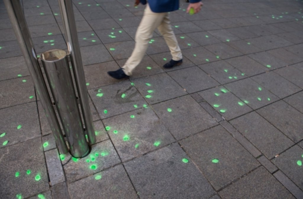 15. November: Eine 16-jährige Schülerin aus Stuttgart sorgt mit neonfarbenen Flecken auf der Königstraße für Aufsehen. Mit der Aktion will sie auf den Klimawandel aufmerksam machen. Hier geht es zum Artikel von damals