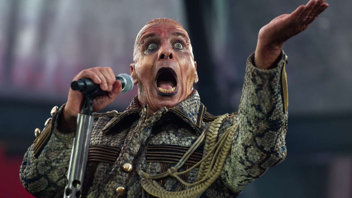  Der Rammstein-Sänger Till Lindemann hat ein neues Projekt angekündigt. Auf Facebook und Instagram postete der 57-Jährige am Montag ein zwölf Sekunden laufendes Video mit dem eingeblendeten Titel „Alle Tage ist kein Sonntag“ und einem Hinweis auf den 11. Dezember als Veröffentlichungsdatum. 