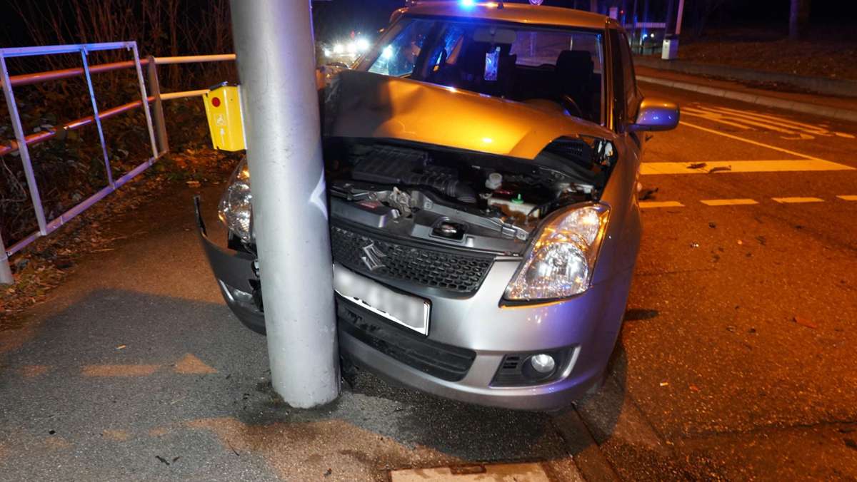  Eine 57-jährige Dacia-Fahrerin kracht am Dienstagabend ins Heck eines Suzuki, der wiederum auf einen Ampelmast geschoben wird. Drei Personen werden verletzt, die Verursacherin war wohl betrunken. 