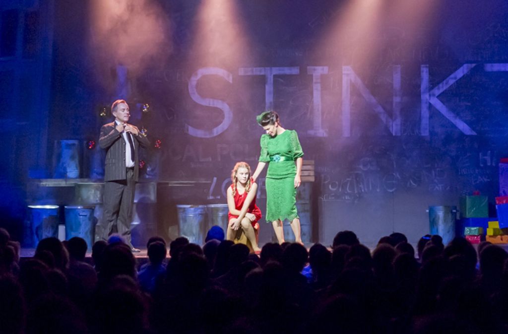 „Stinkt“ steht auf der Bühne.