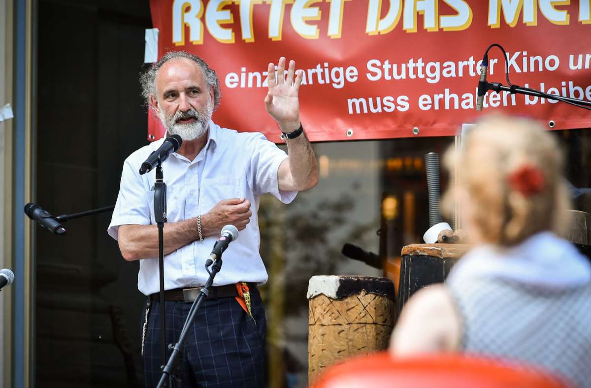 Der Filmproduzent Peter Rommel forderte bei der Kundgebung Freiräume für Jugendliche in Stuttgart.