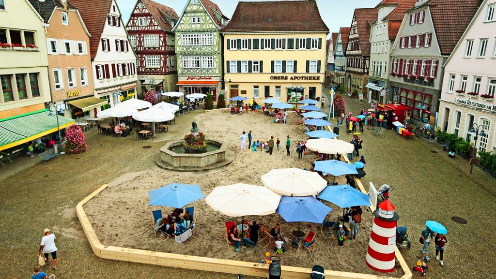 Strandsommer in Weil der Stadt: Der Marktplatz wird zum Sandkasten