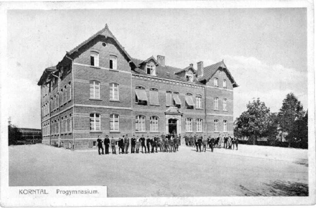 Eine Aufnahme des Gebäudes der Alten Lateinschule mit einer Schülergruppe um 1920.