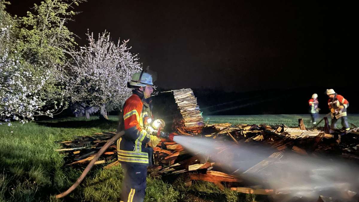 Brandserie im Kreis Böblingen: Wieder brennen Holzstapel  in Schönaich