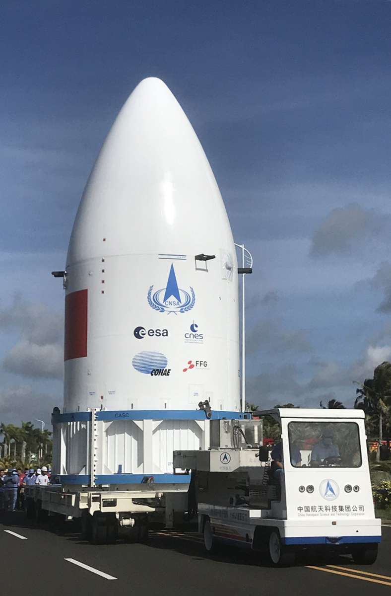 Der Kopf der Rakete „Long March-5“ wird auf dem Gelände des Wenchang Space Launch Center in der südchinesischen Provinz Hainan transportiert.