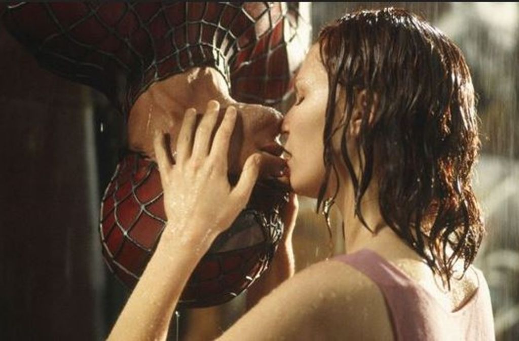 Berühmter Kuss aus Spider-Man: Kirsten Dunst (links) küsste Tobey Maguire kopfüber.