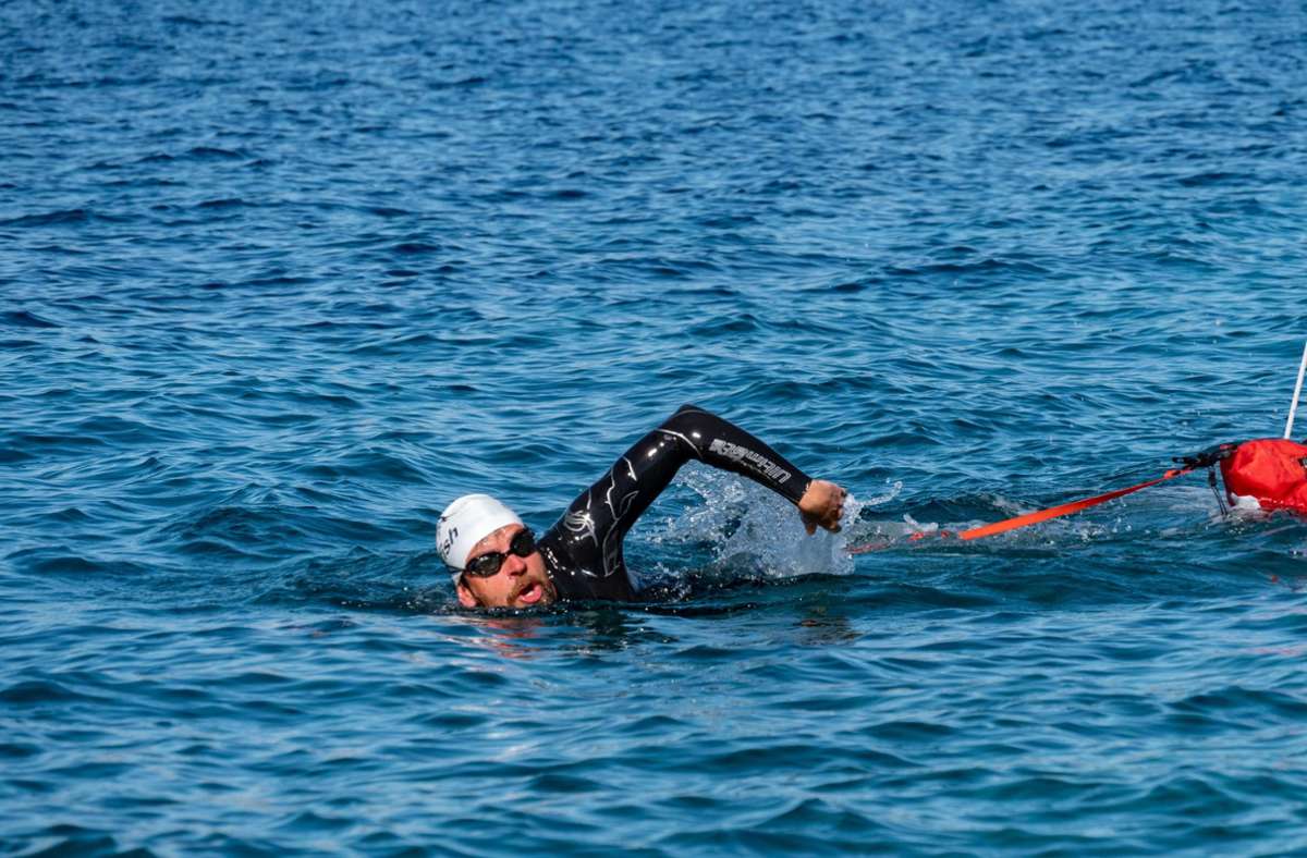 Schwimmer Jonas Deichmann im Mittelmeer Foto: /Markus Weinberg
