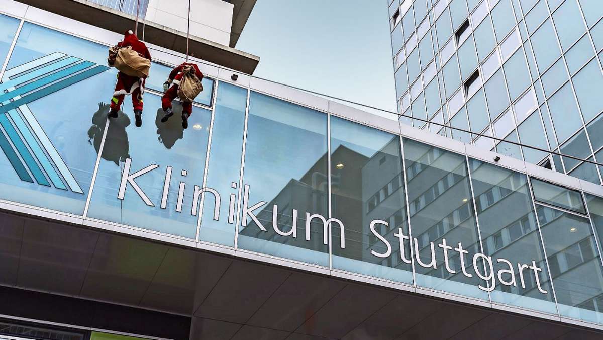 Kurioser Einsatz der Feuerwehr in Stuttgart: Spektakulär: Weihnachtsmänner seilen sich am Klinikum ab
